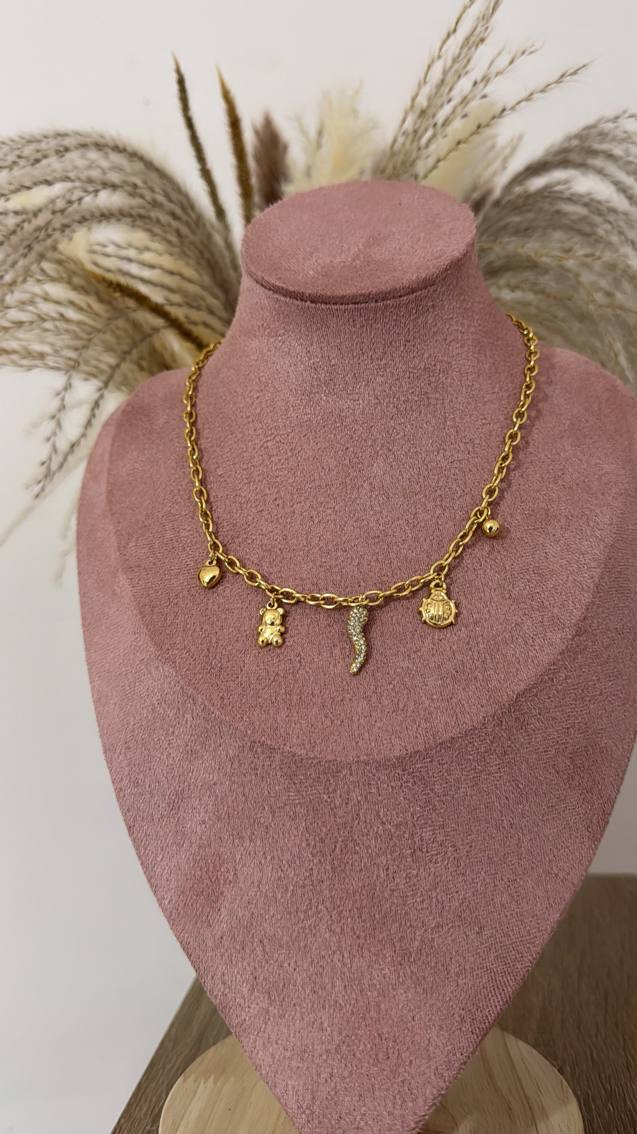 Collana superstiziosa