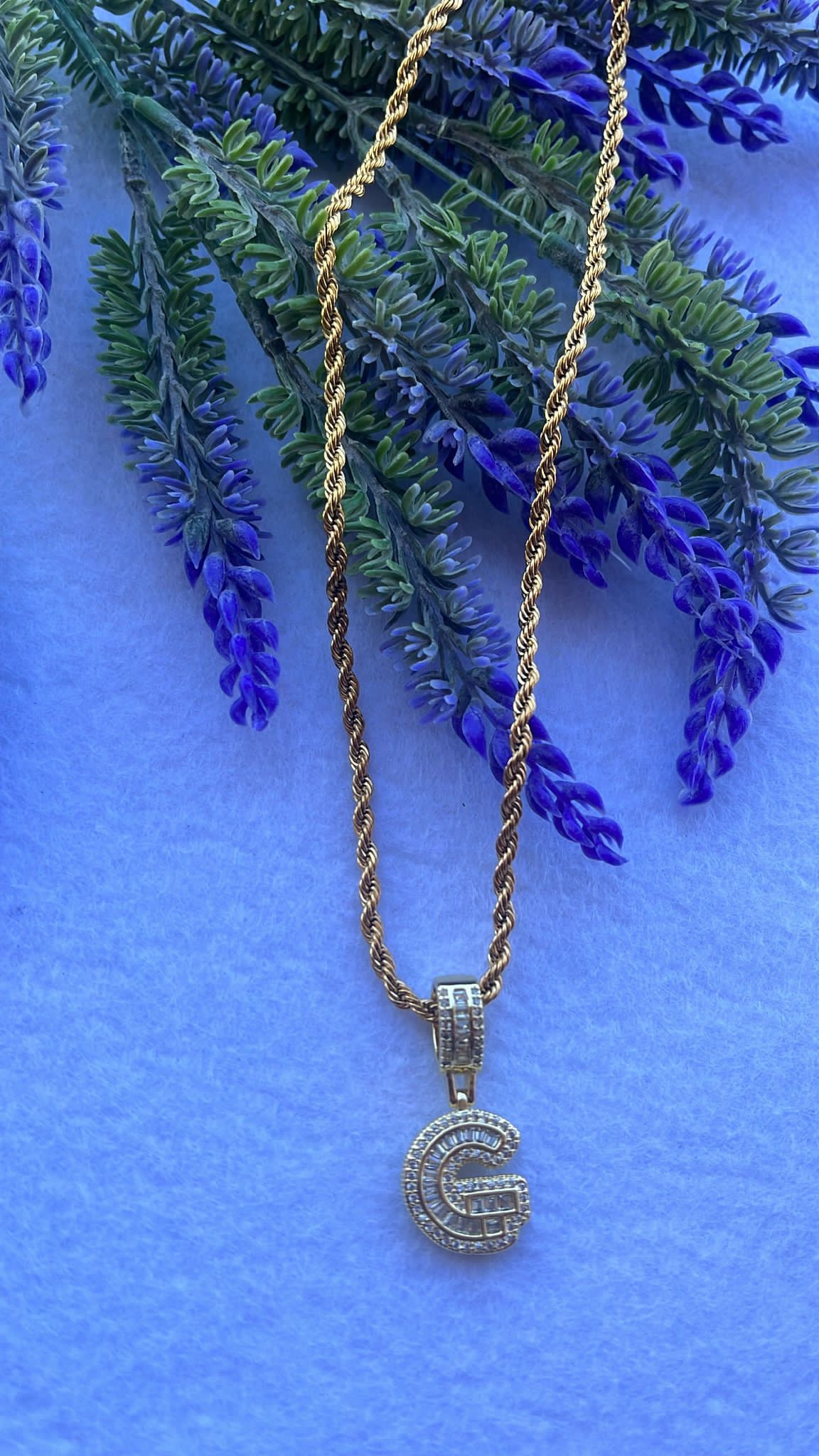 Collana funetta con iniziale