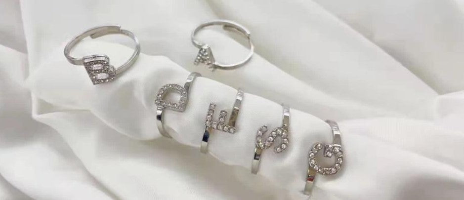 Anello lettera con zirconi