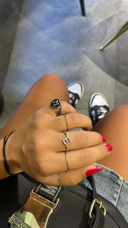 Anello lettera con zirconi