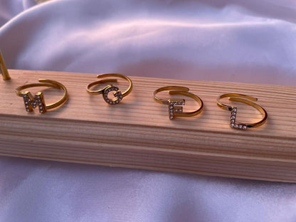 Anello lettera con zirconi